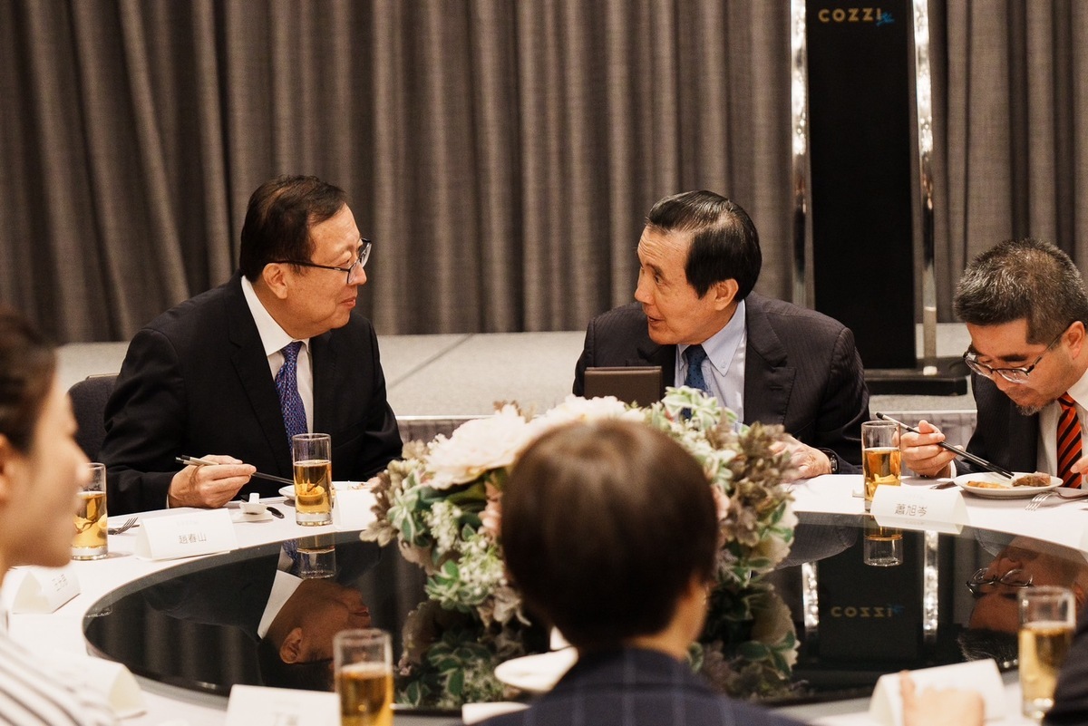 馬英九前總統（右）設宴歡迎陸生團，並與率隊的北京大學黨委書記郝平晤談。 圖：馬英九基金會提供