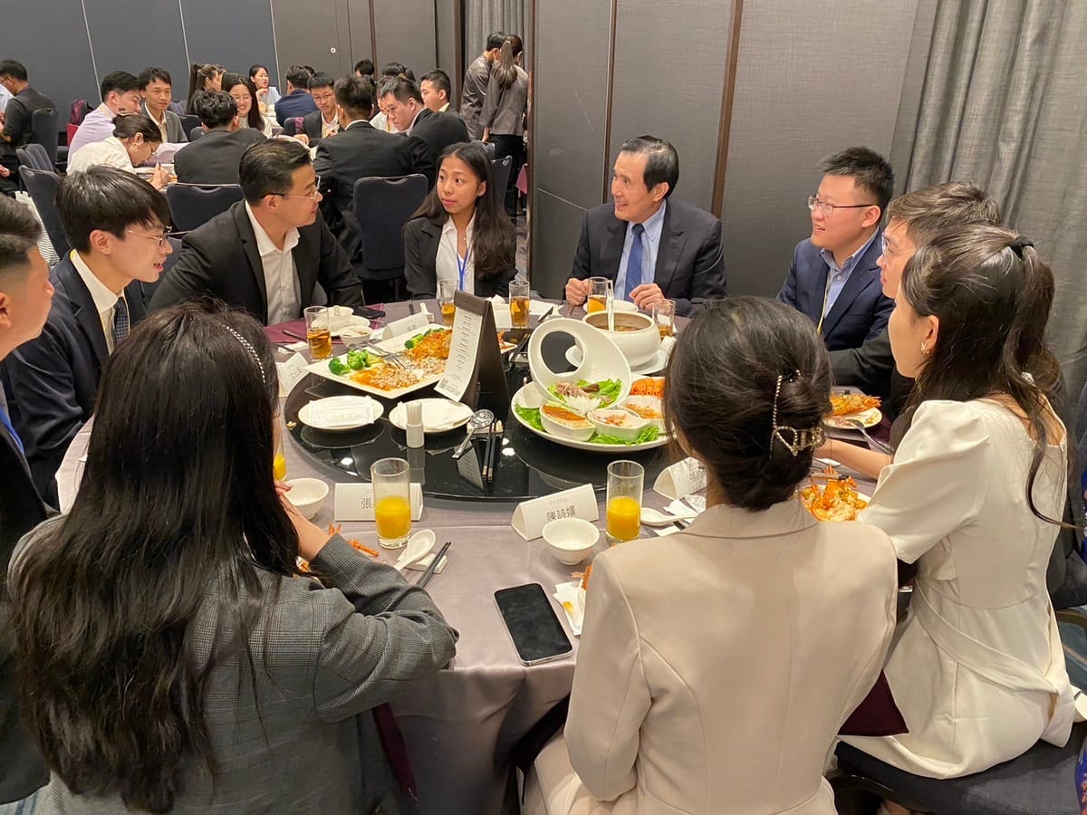 馬英九前總統今（15）日晚間設宴，歡迎大陸五所大學的青年學子訪問團。 圖：馬英九基金會提供