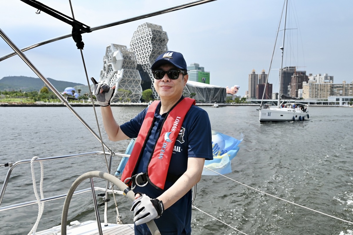 陳其邁駕駛重型帆船的英姿。 圖：高雄市政府提供