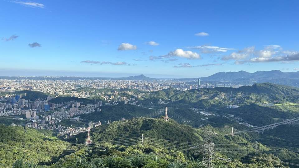 鄭明典一早就在臉書表示，猴山岳首峰報到，直呼「風聲有點誇張」。 圖：翻攝自中央氣象局長鄭明典臉書