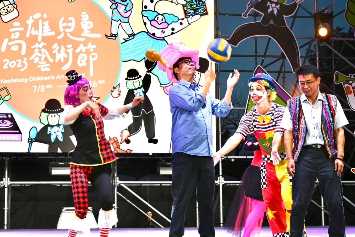 陳其邁(左二)扮成馬戲團團員上場露一手。 圖：高雄市政府提供
