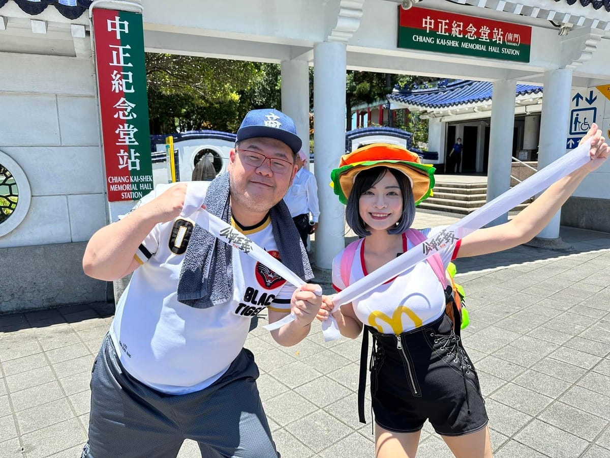 四叉貓今（16）日與另一位網紅郭鬼鬼上凱道開直播。 圖：翻攝自四叉貓臉書