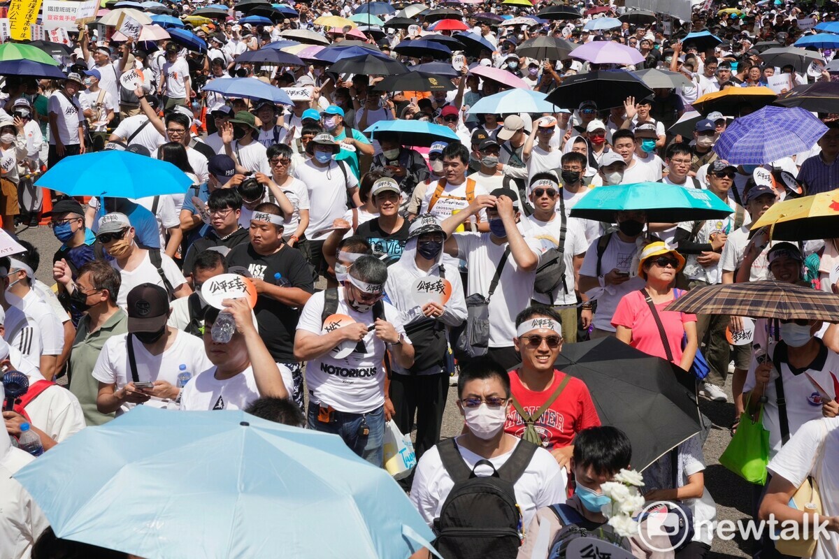 網紅「館長」陳之漢與前立委黃國昌舉辦「716公平正義就台灣」凱道遊行。 圖：張良一 / 攝
