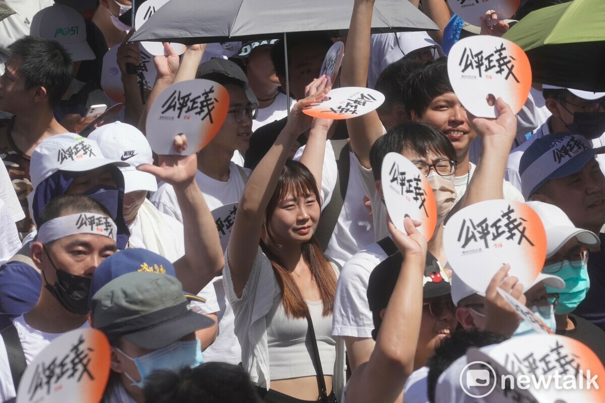 民眾聚集凱道參與「716公平正義救台灣」遊行，訴求司法與居住正義。 圖：張良一 / 攝