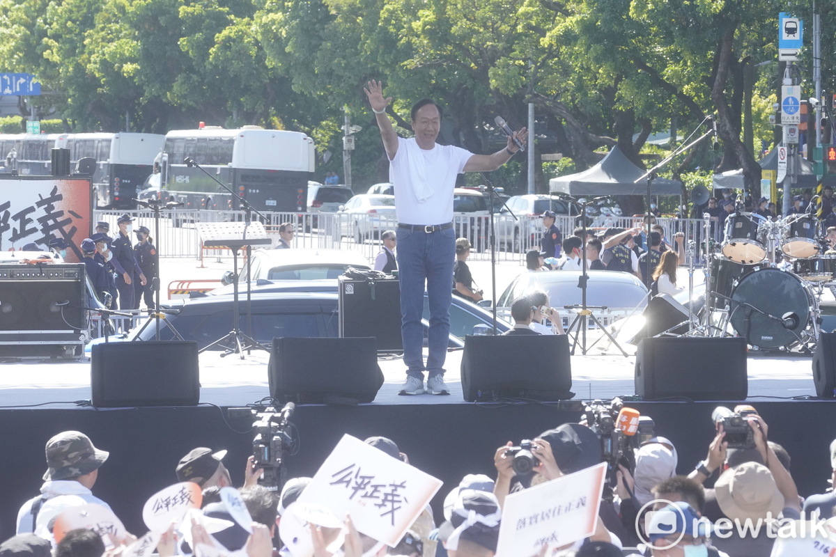 鴻海創辦人郭台銘今出席「716公平正義救台灣」凱道遊行。 圖：張良一 / 攝