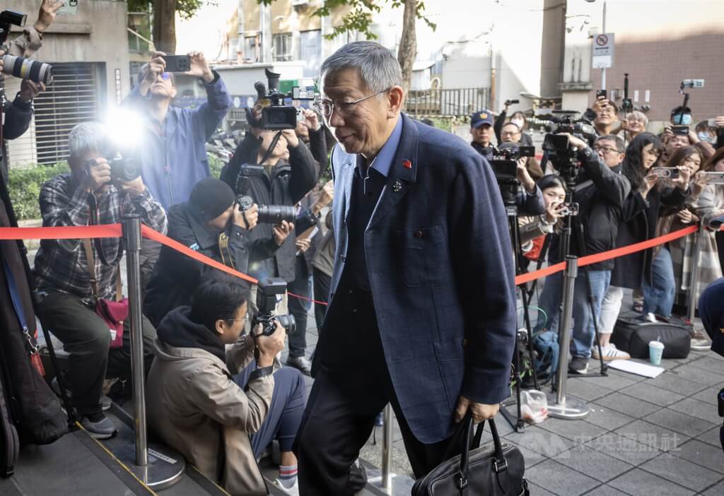 台北地方法院審理京華城及柯文哲政治獻金案，15日起進行言詞辯論程序，傳喚前台北市長柯文哲（前）到庭。中央社記者趙世勳攝　114年12月15日