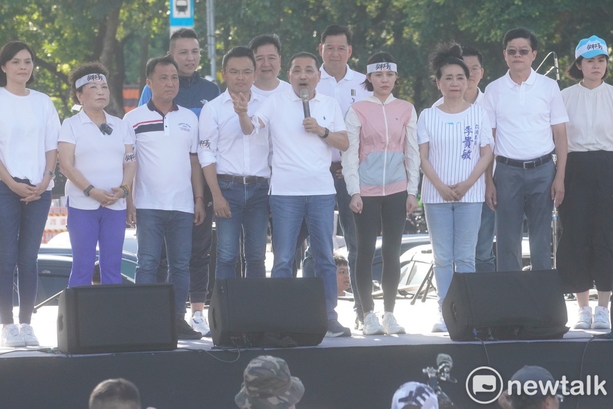 國民黨總統參選人侯友宜出席「716公平正義救台灣」凱道遊行，大喊「公平、正義、侯友宜」，遭現場噓爆。 圖：張良一 / 攝
