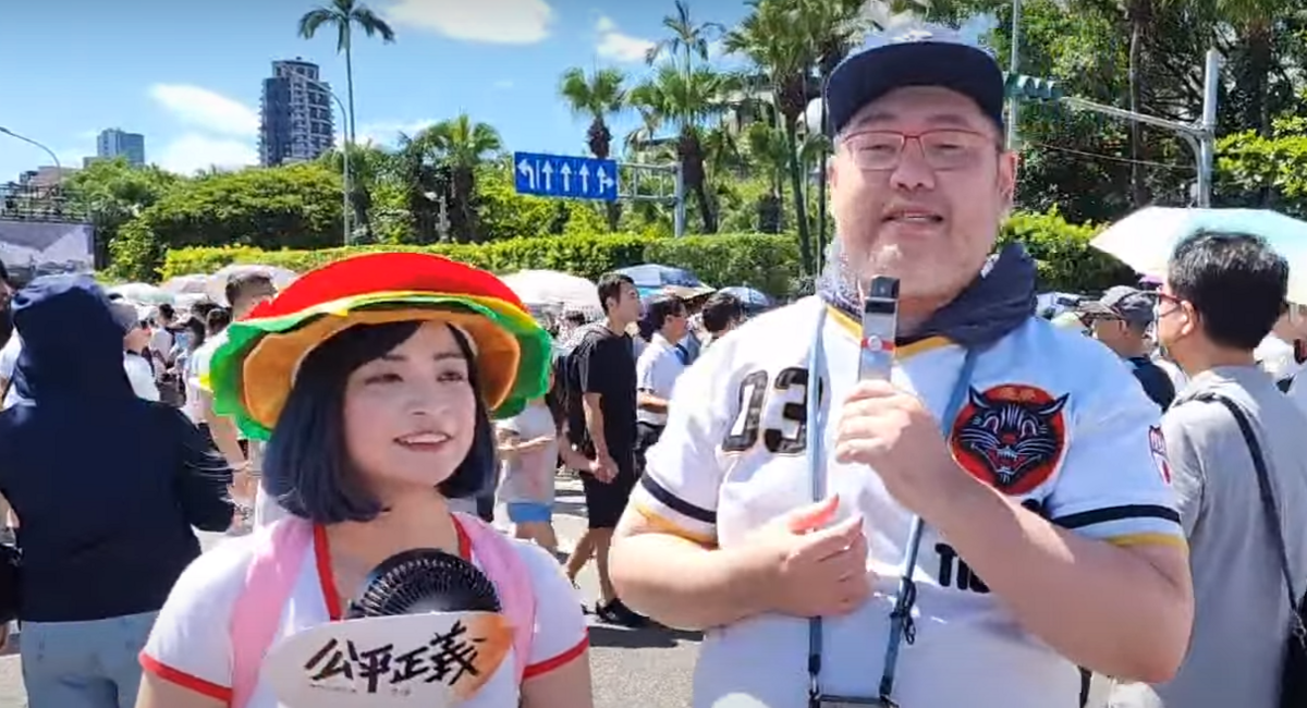 網紅「四叉貓」今（16）日在「716公平正義救台灣」活動現場進行直播。 圖：翻攝自四叉貓愛滾動YouTube頻道