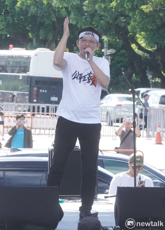 前立委黃國昌在台上批「綠媒」 圖：張良一 / 攝