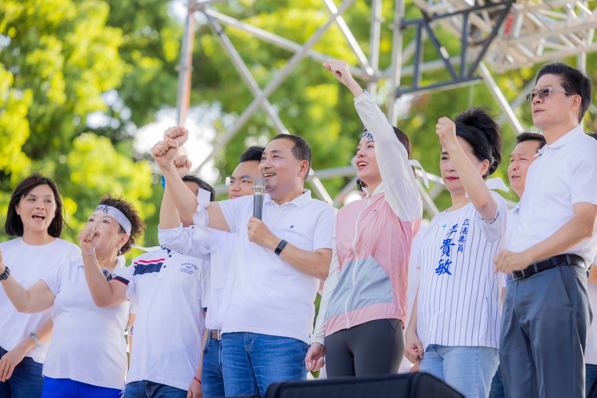 侯友宜今（16）日參與716遊行，演講時承諾會實踐公平正義，並發明了新的口號：「 公平、正義、侯友宜！」。未料四叉貓稱，當時有大量人潮離開現場。 圖：擷取自侯友宜臉書