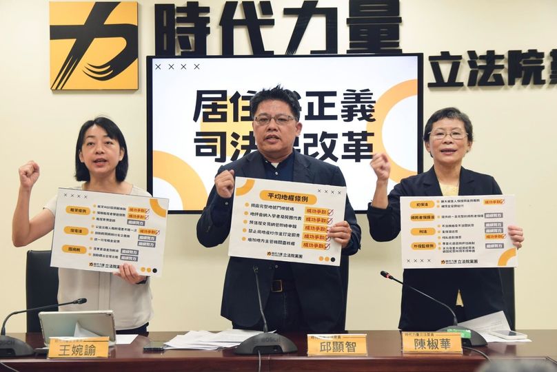 時代力量黨主席王婉諭(左）今天出席「公平正義救台灣」活動，抨擊柯文哲過去台北市長任內與黑金勢力站在一起，「算什麼第三勢力？」 圖：翻攝自王婉諭臉書