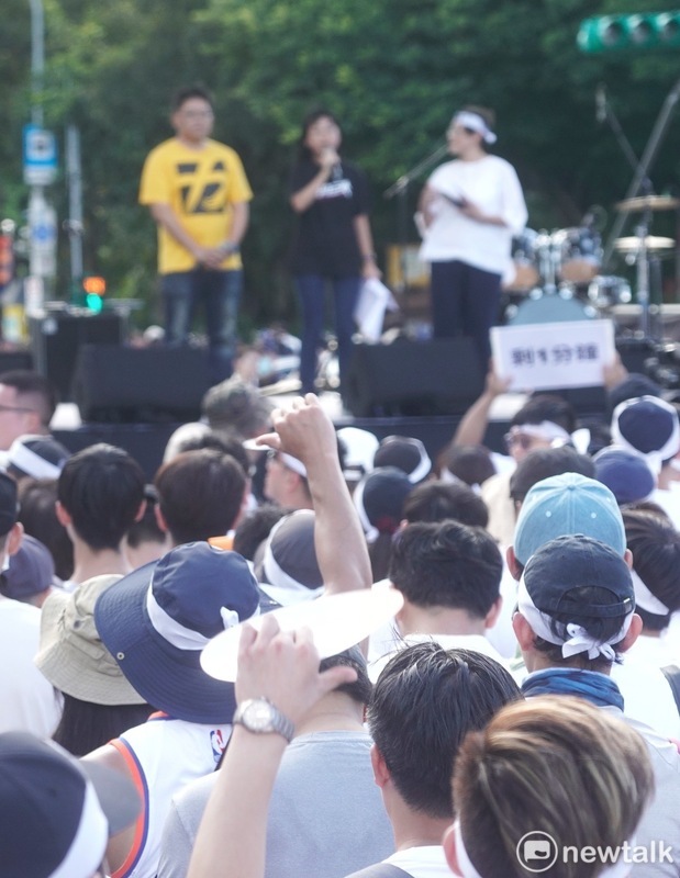 前立委黃國昌與網紅「館長」陳之漢16日於凱道舉辦「公平正義救台灣」集會，訴求司法正義、落實居住正義，時代力量立委王婉諭發言時，現場倒讚噓聲四起。  圖：張良一 / 攝