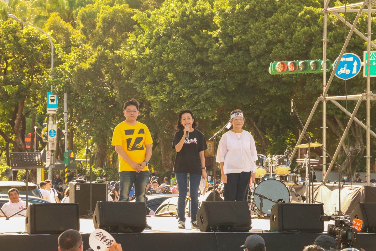 王婉諭登台演講時狂批柯文哲，台下噓聲不斷。 圖：擷取自王婉諭臉書