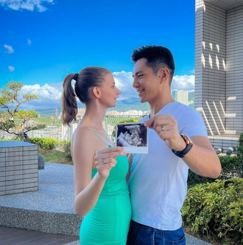 烏克蘭籍女YTR林佳娜上月才被祖雄求婚成功，昨日就驚喜公開懷孕消息。 圖：翻攝自IG＠herotai_official