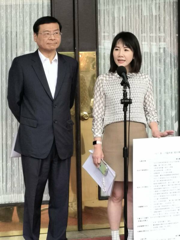 國民黨團總召曾銘宗、書記長謝衣鳳說明藍黨團對臨時會各審查提案的立場。 圖：國民黨團/提供