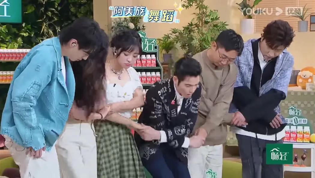 蕭敬騰登上陸綜帶領其他位來賓把「手交叉握」，跳起「阿美族經典圍舞」。 圖：翻攝自Dcard