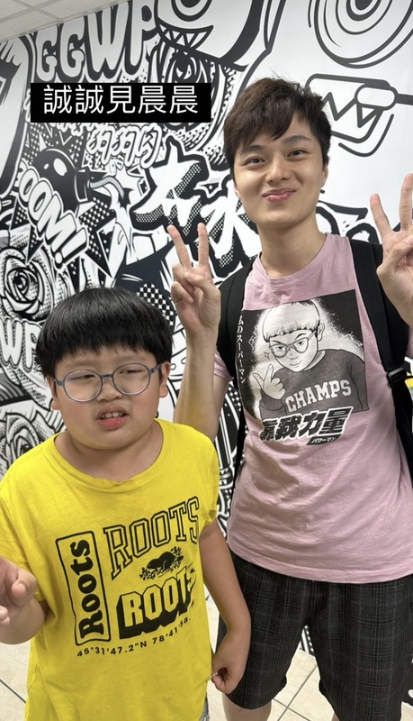 ZOD與統神兒子晨晨合照，晨晨卻一臉嫌棄。 圖：翻攝自ZOD 粒鷗滴IG