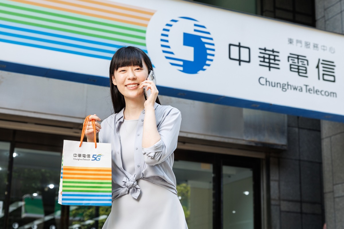 電信三雄公布8月財報，中華電8月營收183.6億元，創近7年同期新高，每股盈餘0.4元，表現贏過台灣大的0.38元，和遠傳的0.29元。 圖：取自中華電信客服Q博士臉書