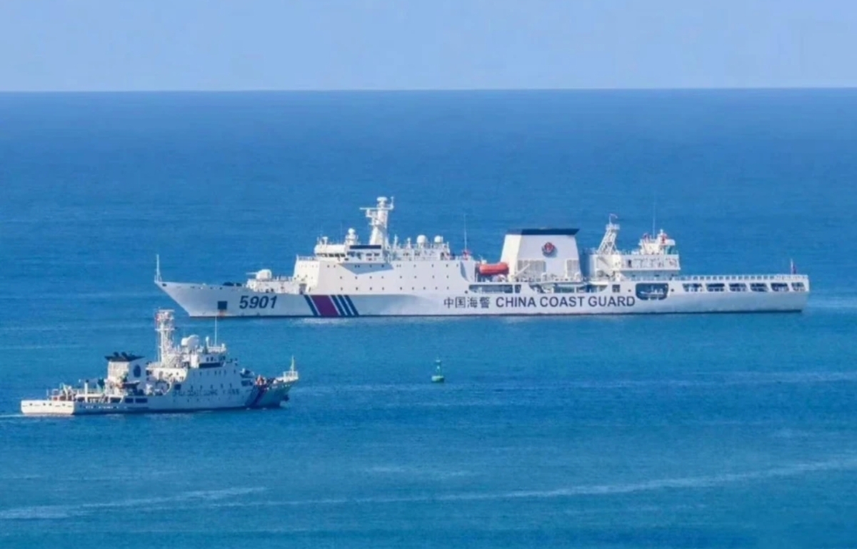 中國海警 5901 排水量達 1.2 萬噸，堪稱「怪獸」級別，14 日抵達仁愛暗沙後已和海警 4203 船、32 艘漁船會合。 圖：擷自中國軍事評論「河東三叔」