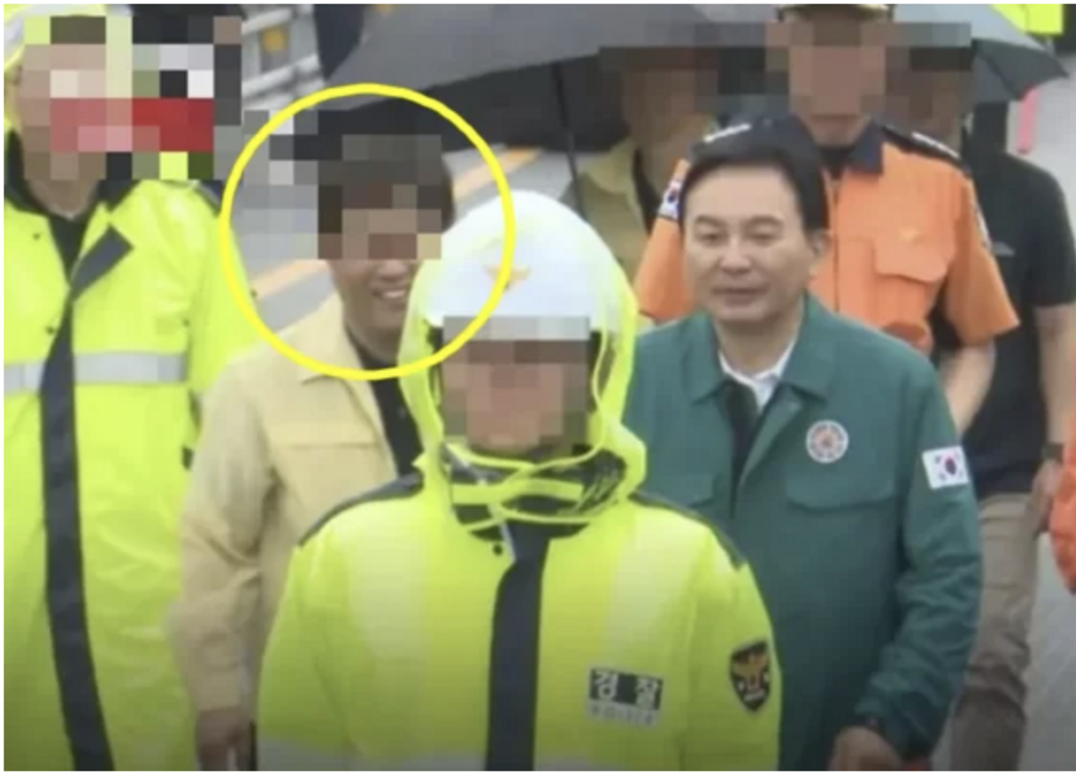 南韓暴雨持續，一名官員在視察災區的時候露出笑容惹怒網友 圖：翻攝自推特