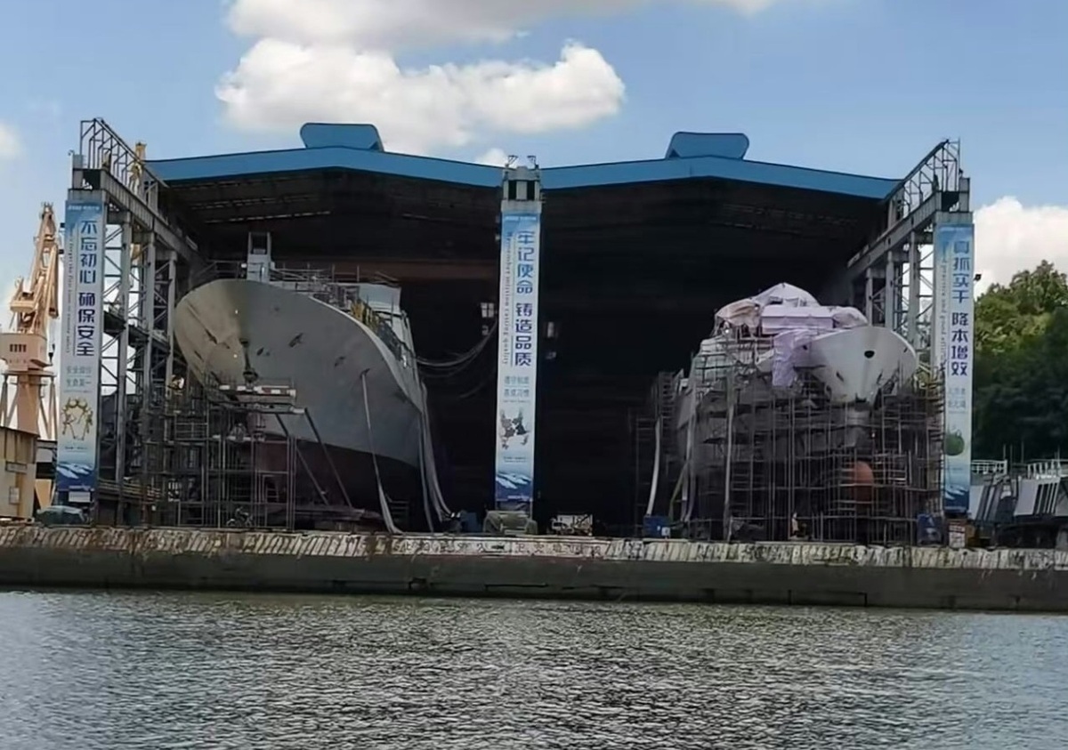 中國廣州黃埔文沖造船廠疑似解放軍新型「054B」護衛艦(左)。 圖：翻攝@sugar_wsnbn推特