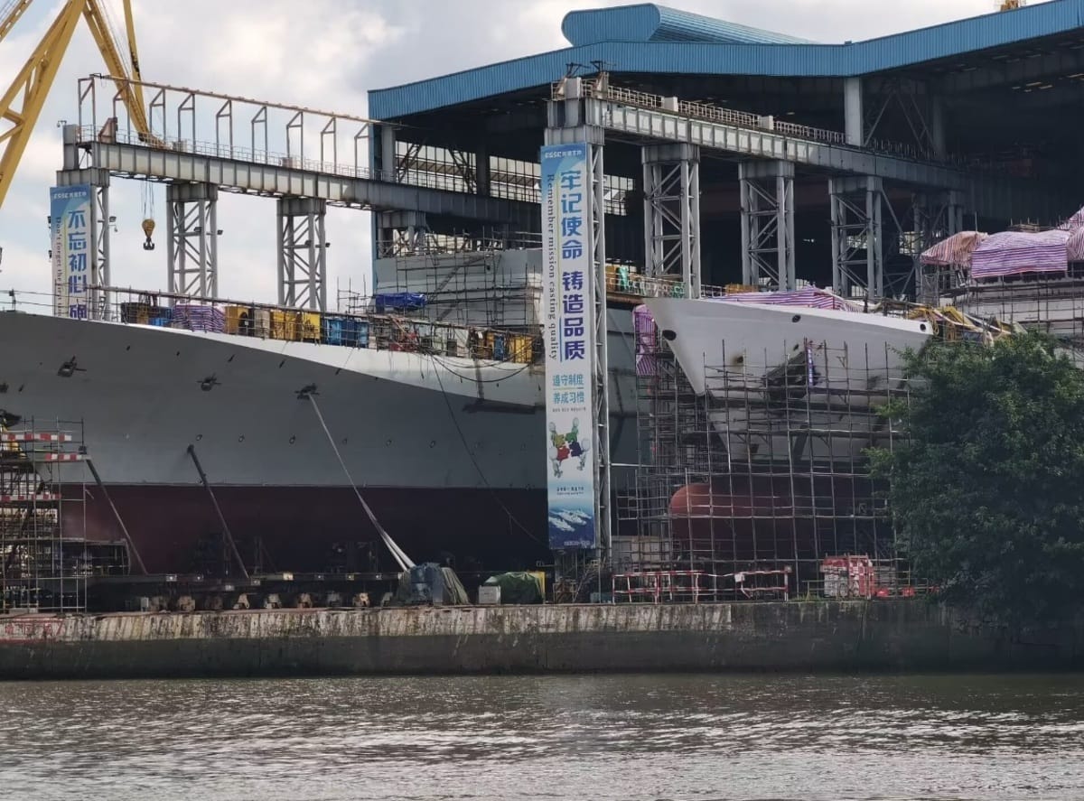 中國廣州黃埔文沖造船廠疑似解放軍新型「054B」護衛艦。 圖：翻攝@horobeyo推特