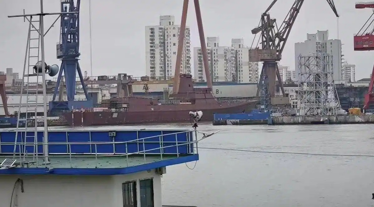 上海滬東造船廠疑似解放軍新型「054B」護衛艦，尚未塗漆，一度讓出乾船塢。 圖：翻攝@sugar_wsnbn推特