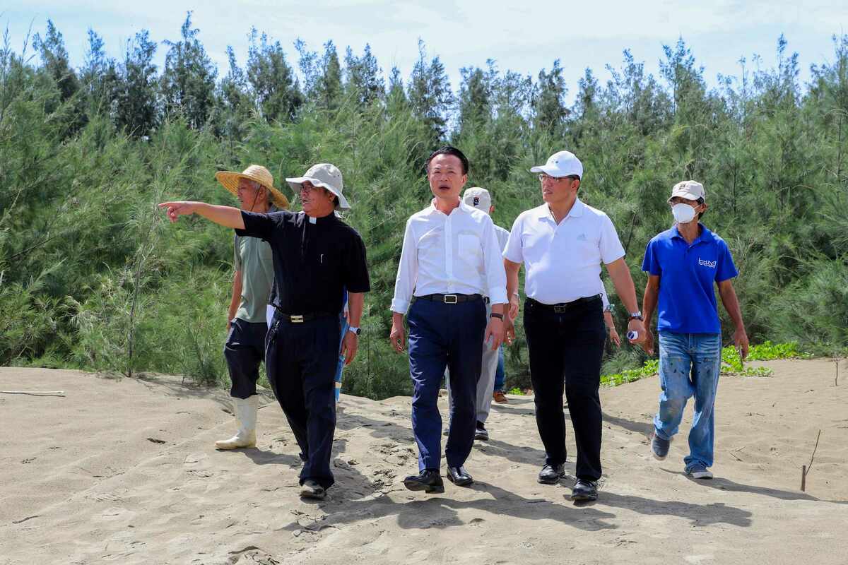 嘉義縣布袋好美里沙灘復育有成，沿海面積擴增25公頃，縣長翁章梁等人前往視察。 圖：嘉義縣政府/提供