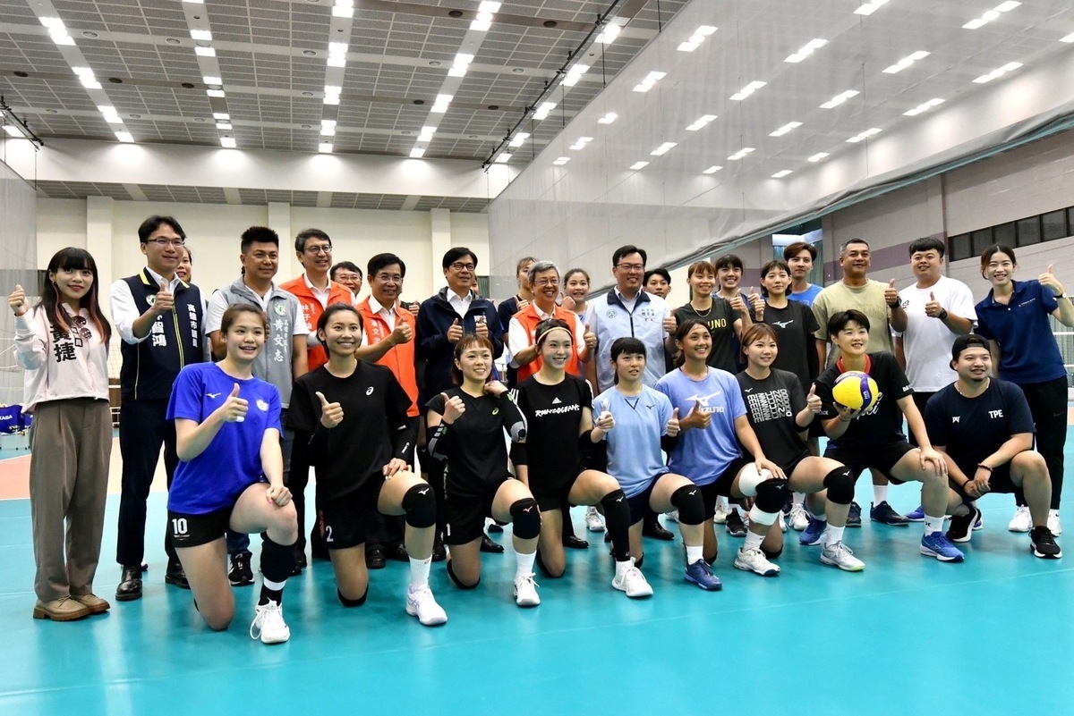 行政院長陳建仁今（17）日在國訓中心和在場選手合影。 圖：行政院提供