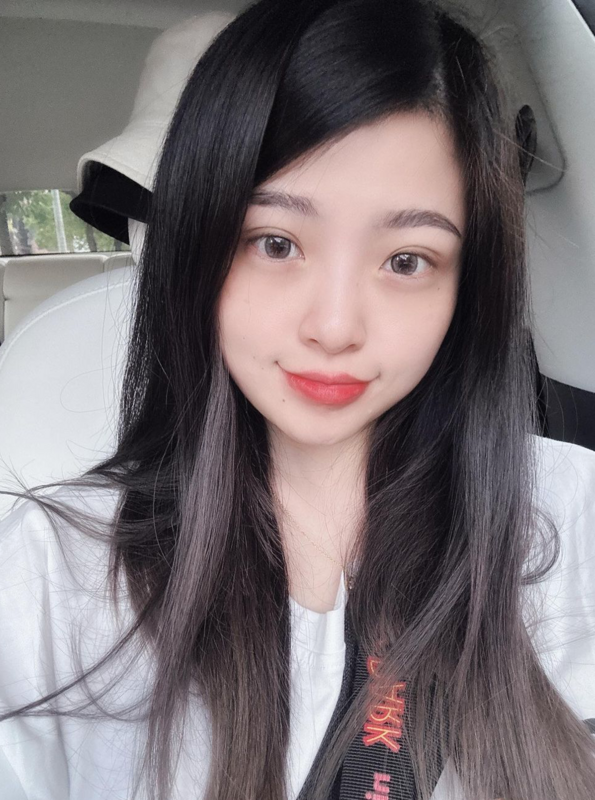 近日YouTuber「老濕姬」米砂無預警曬出黑長髮的照片，有別於過去亮色系的風格。