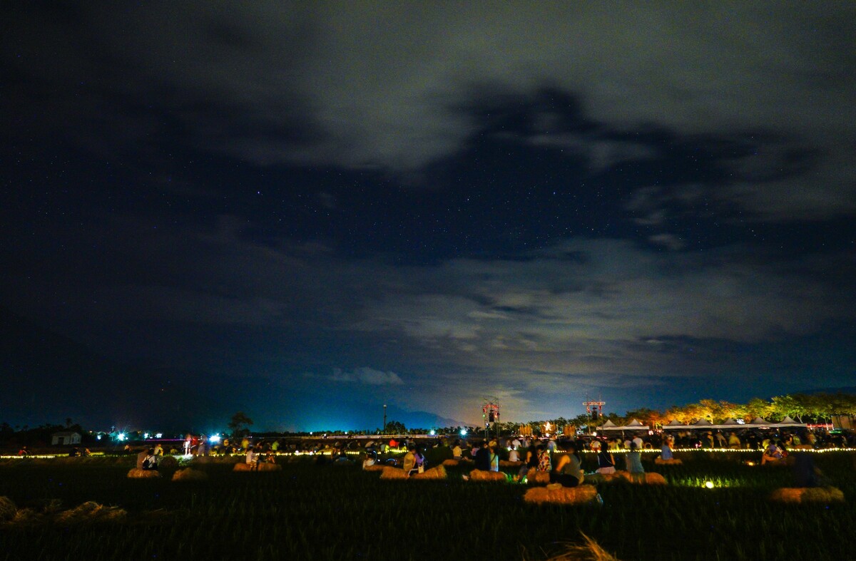 7月15的台東最美星空音樂會關山場於關山環鎮自行車道紅石溪畔舉行，吸引上千名遊客湧入。 圖：交通及觀光發展處觀光遊憩科／提供