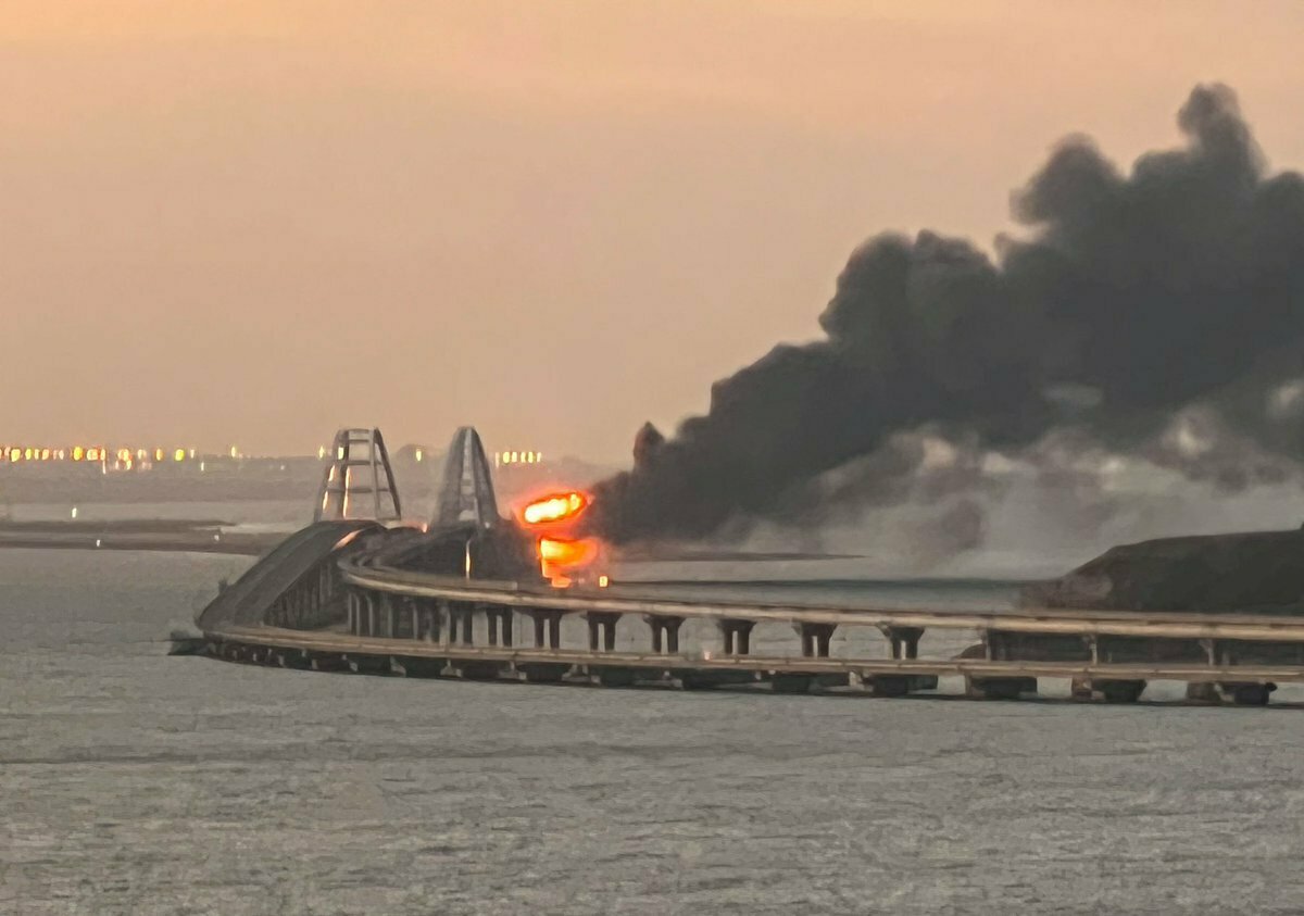 連接克里米亞半島與俄羅斯間的重要橋樑，克里米亞大橋 17 日早上遭炸毀，目前全線暫停通車，將會大大影響俄軍補給路線。 圖：翻攝自推特@ukraine_map