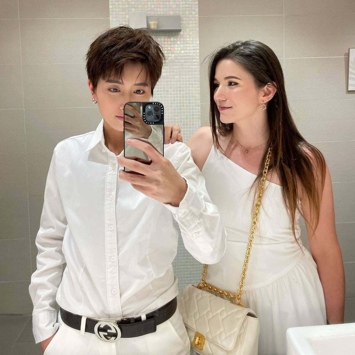 上月女星鄭靚歆(左)宣布與交往三年多的德國女友Aky結婚。 圖：翻攝自FB/鄭靚歆Jin