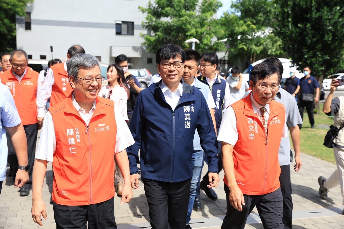 陳其邁(中)陪陳建仁(左)視察國訓中心。 圖:高雄市政府提供