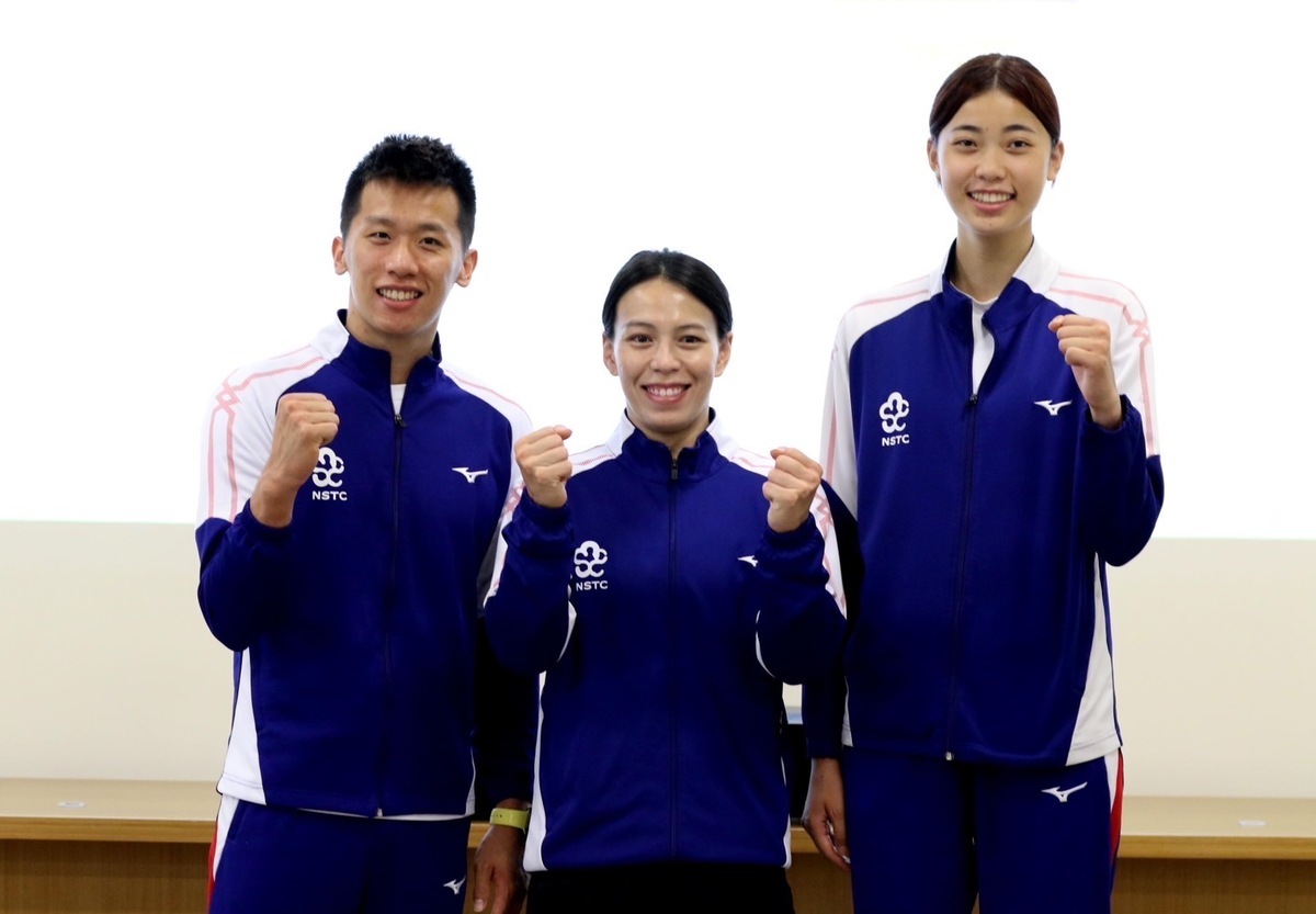 舉重女神郭倖淳(中)與鞍馬王子李智凱(左)。 圖:高雄市政府提供