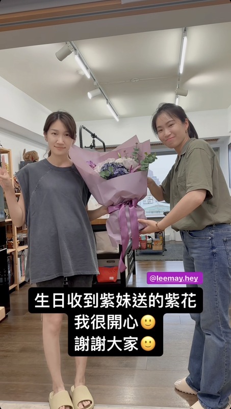 一粒生日的時候收到一束紫色的花束，迫不及待跟花束合照。 圖：翻攝自一粒ILLY IG