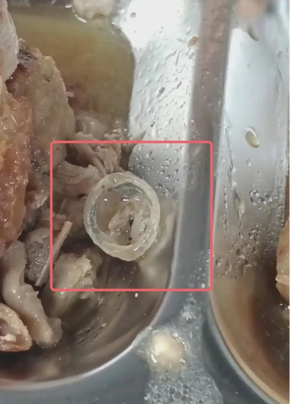 廣州市學生在學校食堂疑似吃到保險套，學校稱是鴨子眼球膜。 圖 : 翻攝自極目新聞