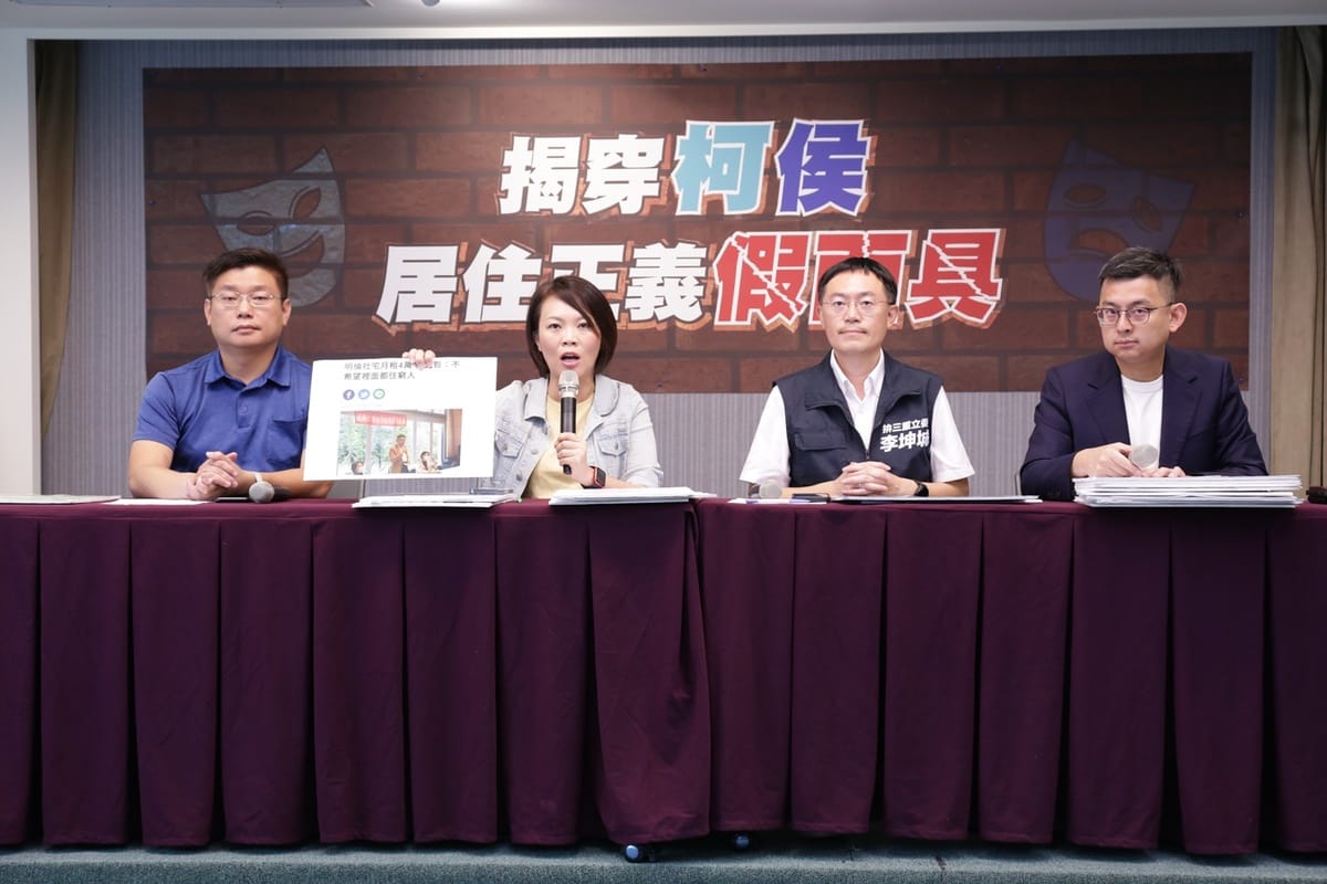 民進黨發言人卓冠廷、立委參選人李坤城及台北市議會黨團總召簡舒培、副總召陳賢蔚（由右至左）舉行記者會。 圖：民進黨提供