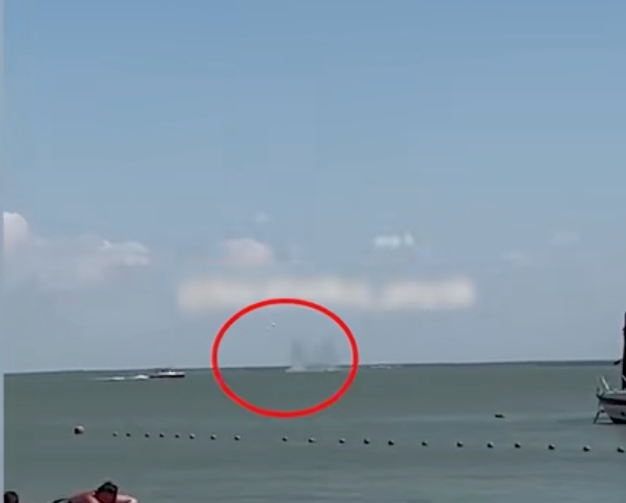 俄軍一架蘇愷-25（Су-25）戰機昨（17）日意外墜入烏東頓涅茨克對岸的亞速海域。當地官員表示，該名飛行員已從海上被救起，但塔斯社後來稱他已罹難。 圖：擷取自「海客新聞」