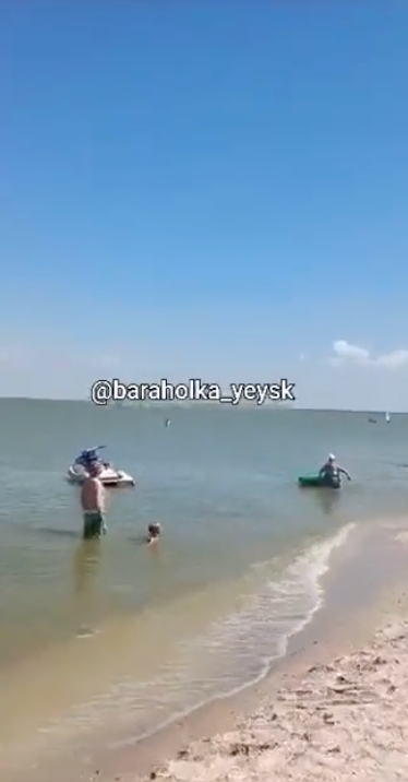 據另一段影片可知，該處位於擠滿觀光客的海灘旁，蘇愷-25墜機後隨即濺起龐大水花，一旁不知情的遊客還享受著日光浴。 圖：擷取自Telegram@bazabazon