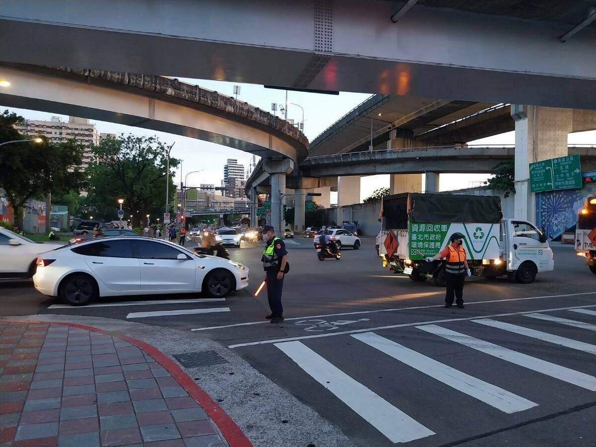 明(19)日將施放第三場煙火秀，為了維持通順暢，台北市政府警察局針對活動週邊行人動線及下班尖峰車流進行交通疏導。 圖：翻攝自台北市政府警察局交通警察大隊官網