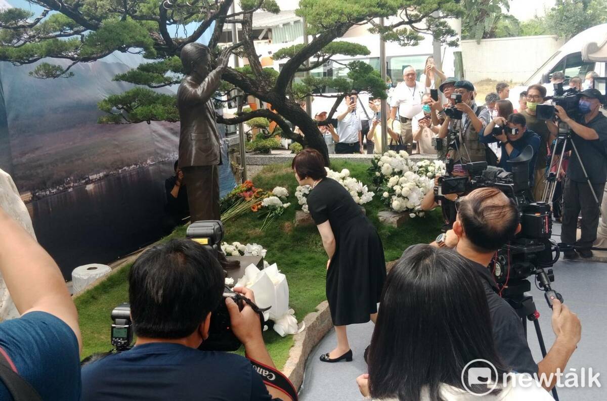 安倍昭惠今（18）赴高雄，向丈夫安倍晉三銅像獻花致意。 圖：孫家銘攝