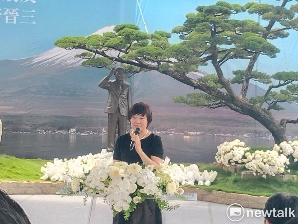日本前首相安倍晉三遺孀安倍昭惠訪台，今（18）赴高雄紅毛港保安堂向丈夫安倍晉三銅像獻花致意，並表示「感謝台灣」。 圖：孫家銘攝