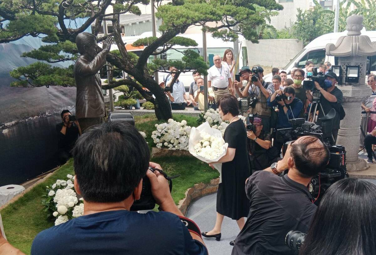 安倍昭惠赴高雄，向丈夫安倍晉三銅像獻花致意。 圖：孫家銘攝