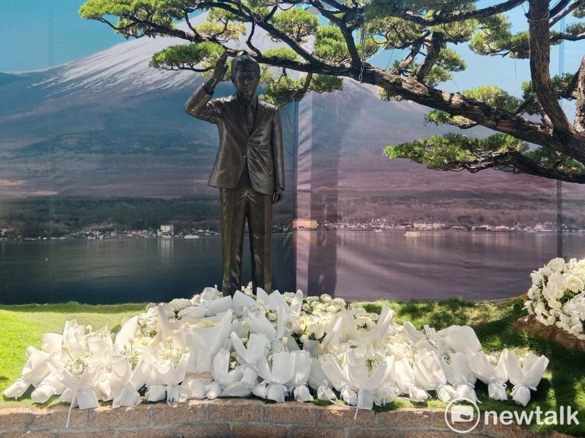 位於高雄紅毛港保安堂的安倍晉三銅像，監察院長陳菊、高雄市長陳其邁、前國策顧問金美齡等人今日（18）皆到場獻花致意。 圖：孫家銘攝