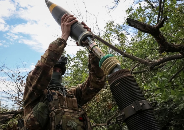 烏軍對俄軍發射迫擊砲。 圖 : 翻攝自東城記