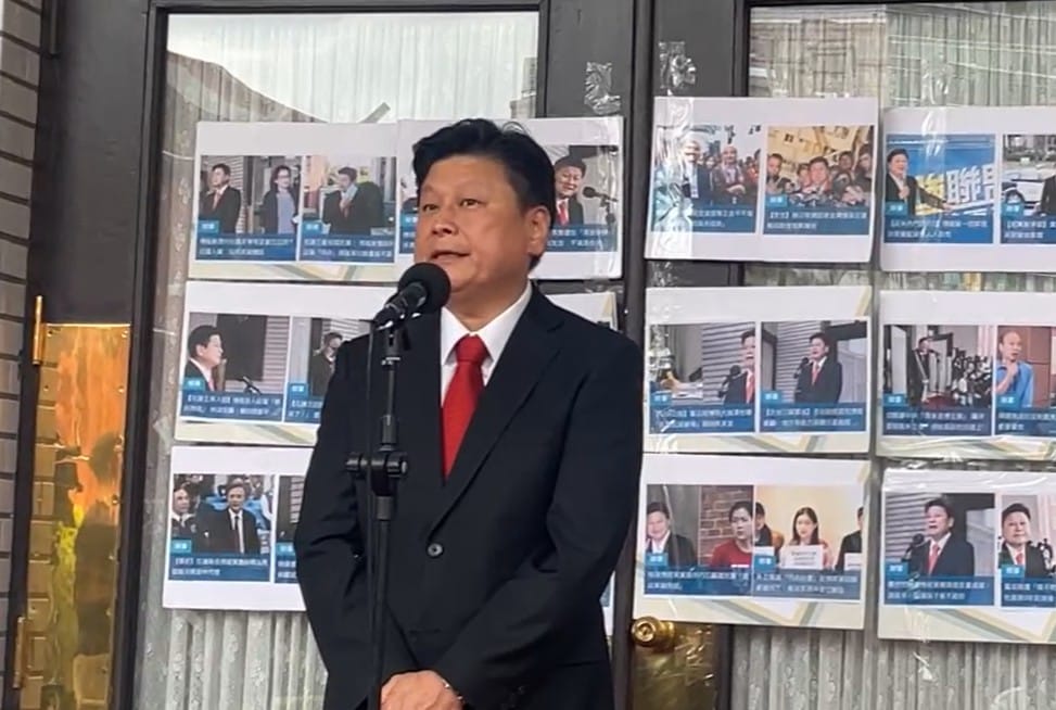 傅崐萁今（18）天召開記者會聲稱自己被控性騷擾是因為他一路追打鏡電視案而被「抹黑」。 圖：翻攝傅崐萁臉書直播