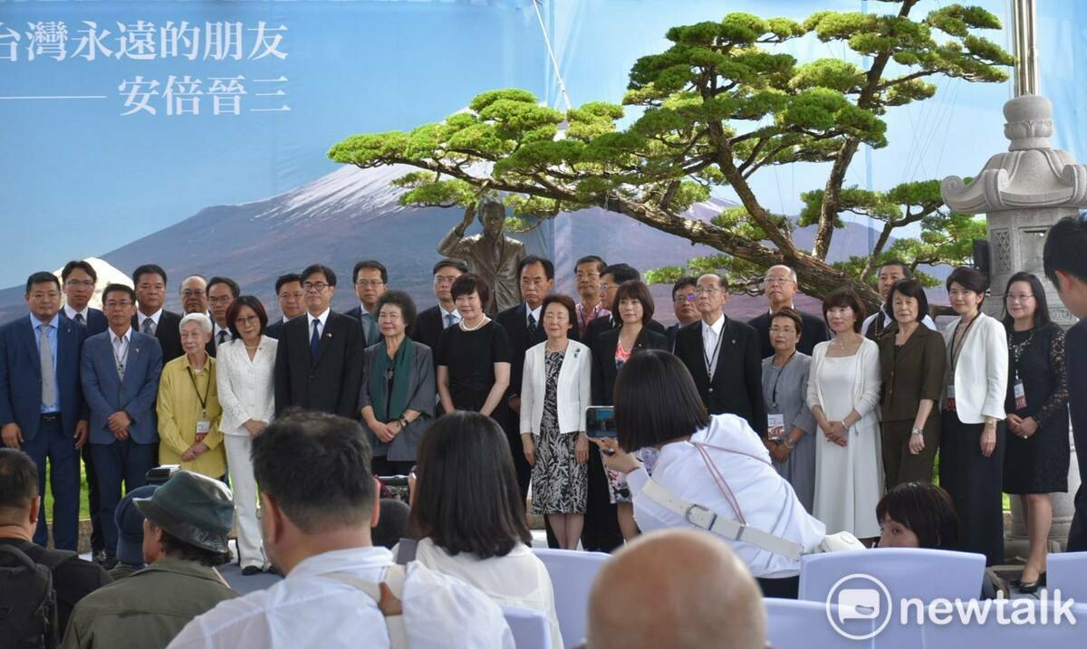 日本安倍昭惠今日南下向位於高雄紅毛港保安堂的安倍晉三銅像致意，感謝台灣人的愛戴之情，監察院長陳菊，高雄市長陳其邁、前國策顧問金美齡等人也陪同到場獻花致意。 圖：孫家銘攝