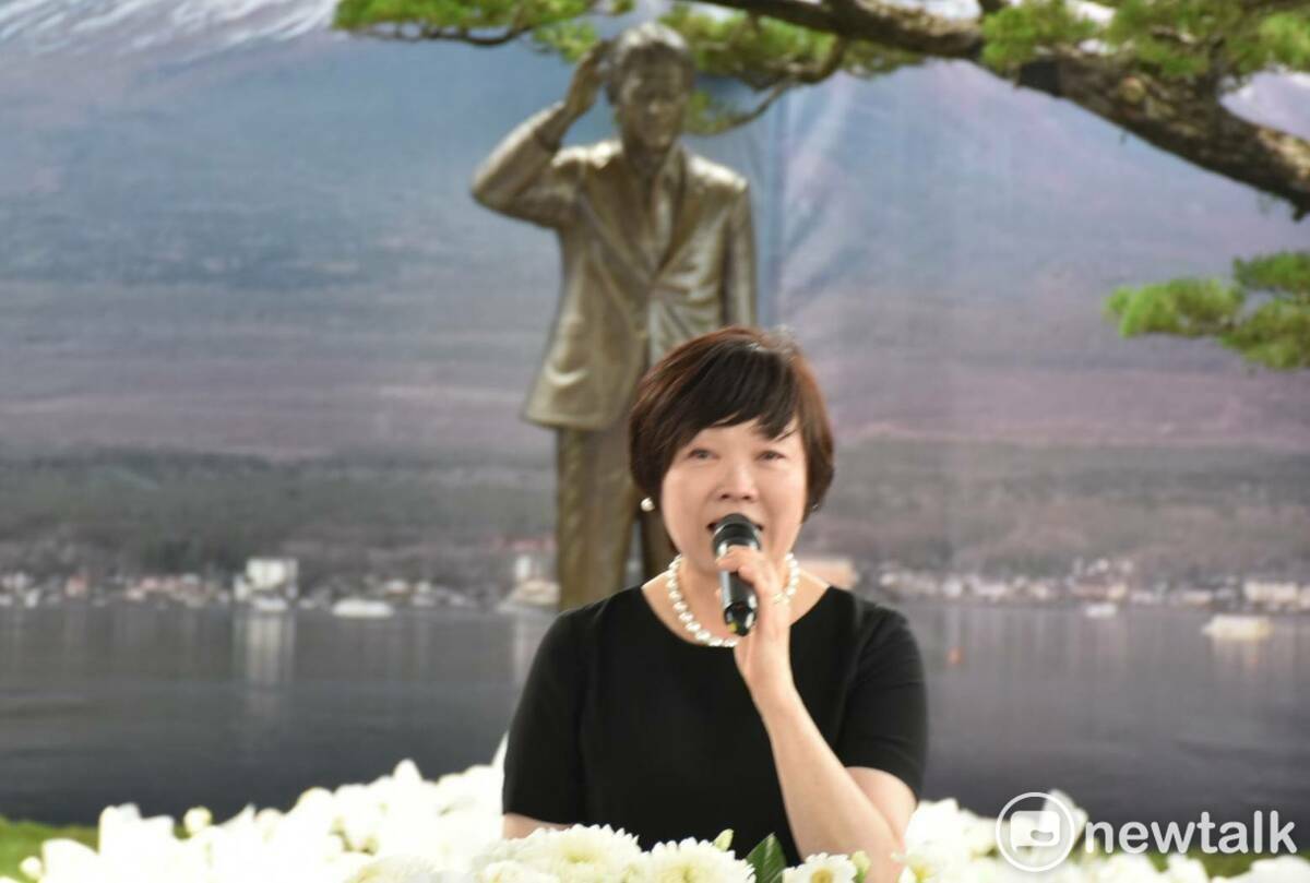日本前首相安倍晉三深受台灣民眾愛戴，安倍昭惠今日南下向位於高雄紅毛港保安堂的安倍晉三銅像致意，感謝台灣人的愛戴之情，監察院長陳菊，高雄市長陳其邁、前國策顧問金美齡等人也陪同到場獻花致意。 圖：孫家銘攝