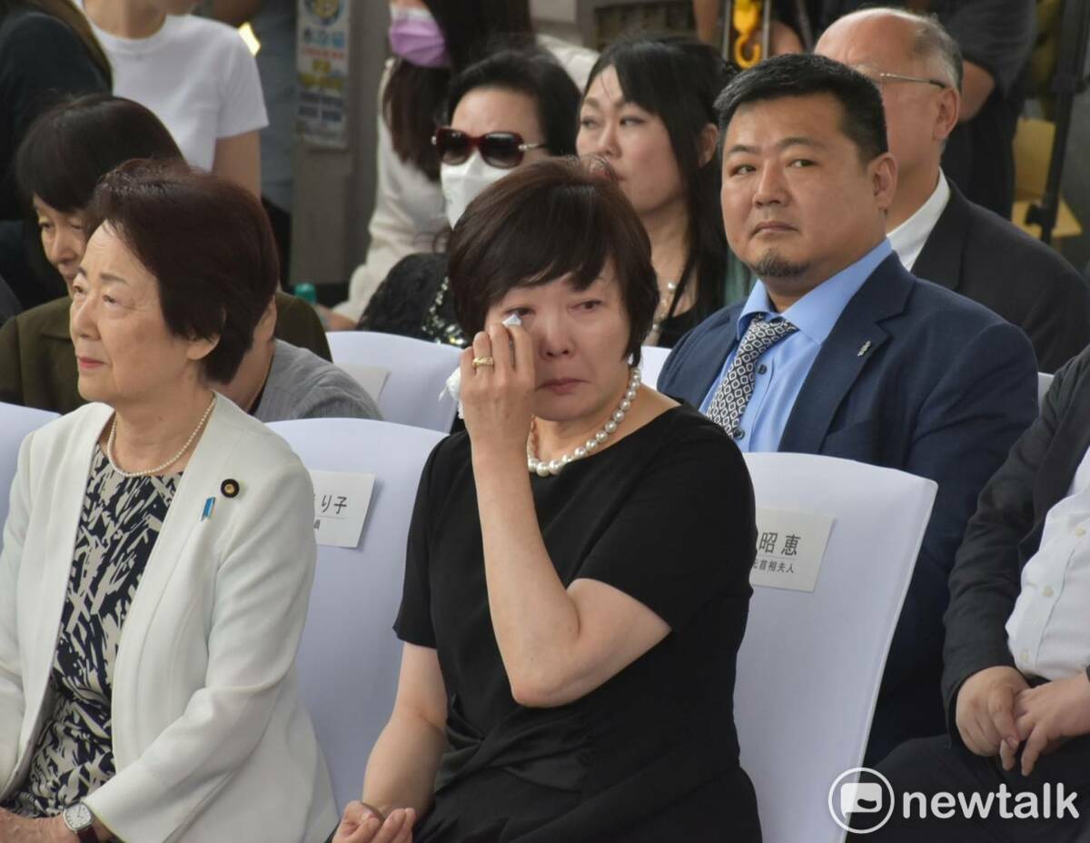 日本前首相安倍晉三之妻安倍昭惠今日南下到高雄紅毛港保安堂，向台灣唯一一座安倍晉三紀念銅像獻花致意，安倍昭惠在台下頻頻拭淚，感謝台日友好互動良善之情。 圖：孫家銘攝（資料照）